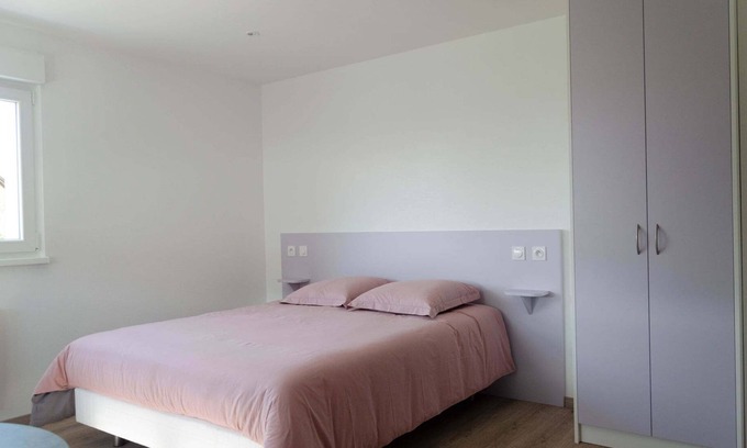 Gunstett Apartment | New, fully-equipped studio