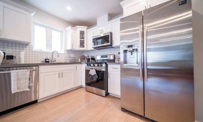 East Hollywood Apartment | New Glamorous 4 bed townhome 10 min from Universal