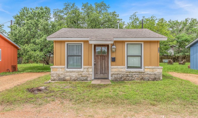 West Park Cabin | NEW! Golden Cottage - .5 Miles from TAMU's KYLE FIELD!