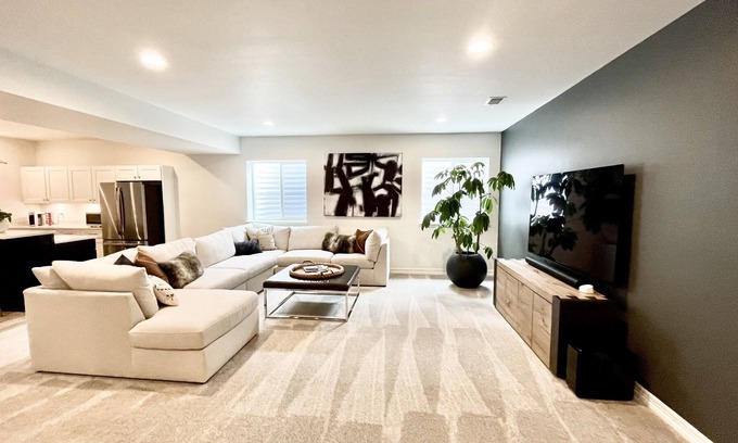 Aurora House | NEW Guest Suite with Lake, Pool, and Gym Access!