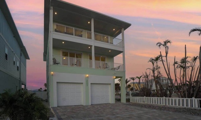 Fort Myers Beach House | NEW Gulf View Villa 6 Bed 6 Bath Heated Pool!