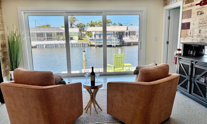 Matlacha House | New! Hidden- Speakeasy-penny floor. 3bd 3bath Boat dock & Walk 2 town FABULOUS