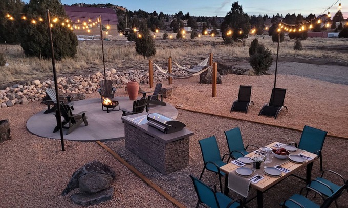 Alton House | New Home Between Zion & Bryce Secluded Patio Oasis Firepit Hammocks EV RV