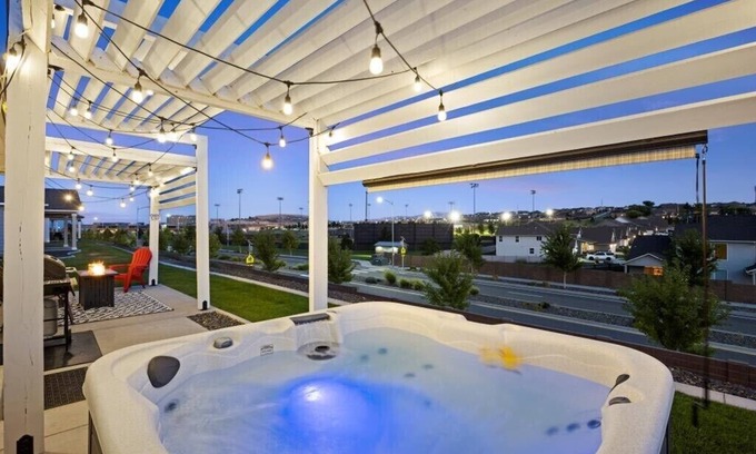 Tri-Cities House | New house! Outdoor Hot tub with beautiful sunset views