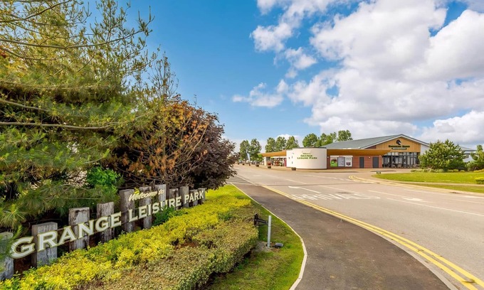 Mablethorpe Ski Chalet | New in 2020. Modern lodge with one double and one twin.