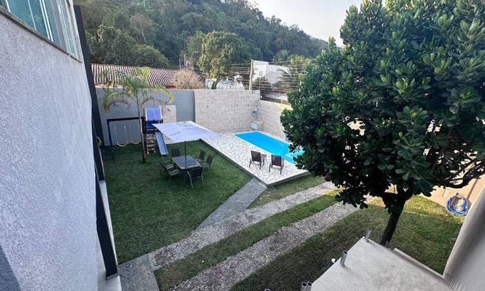 Jardim California House | New in the center of Caraguatatuba, with swimming pool and air conditioning.