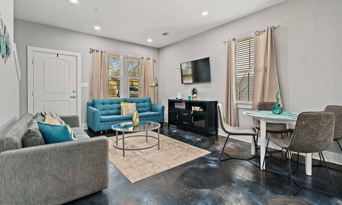 Mobile House | NEW KING BED 2Bedroom Cottage Close to USA CAMPUS!