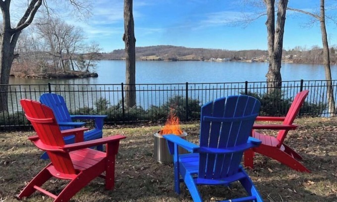 Radford House | NEW! Lake Front Lodge, VT & RU close