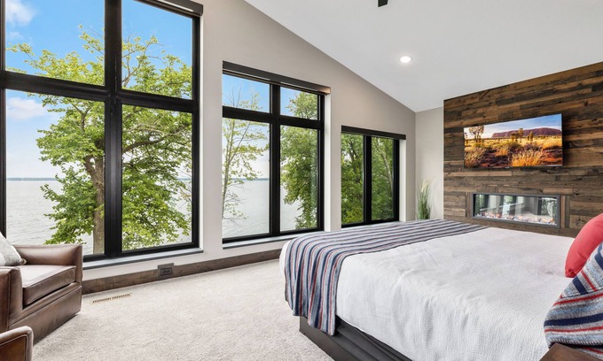 Nisswa Villa | NEW Lake Front Loft - 5 Bedroom Home on Beautiful Gull Lake w/4-Season Fun!