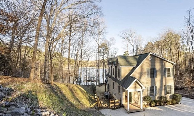 Central House | NEW!Lakefront retreat with huge dock, private cove. Perfect for Clemson Football