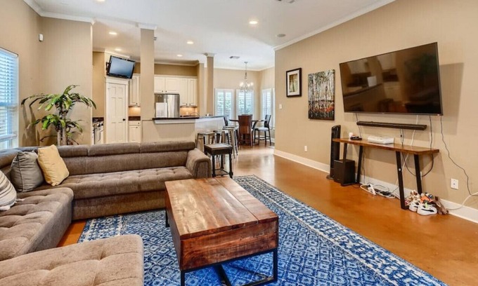 Shady Acres House | New Listing! 2 Bed 2 Bath Home Mins to DT Houston/Medical Disctrict