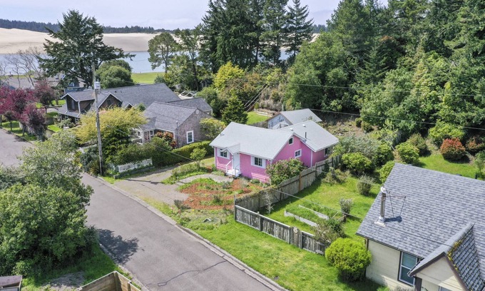 Florence House | New Listing! Adorable remodeled cottage, hot tub, gas grill, walk to restaurants and shopping