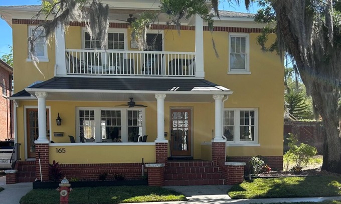 Downtown Historic District Apartment | New listing. Charming apartment with pool, free parking, located in downtown.