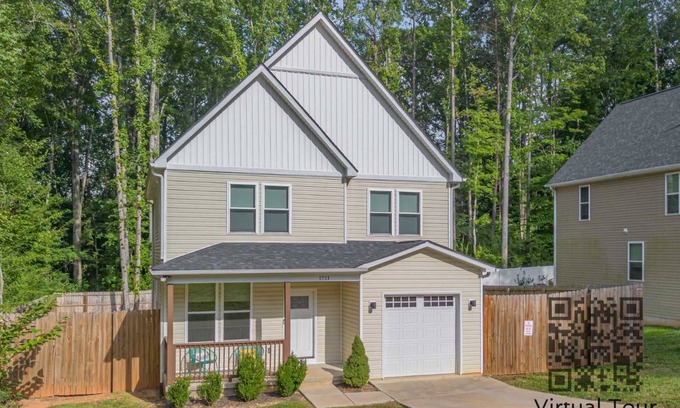Paw Creek House | New Listing! Sleeps 11~Hot Tub~Fenced In Backyard
