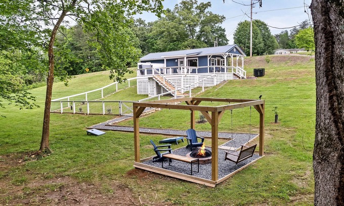 Cosby Cabin | NEW LISTING! THE BLUE BEAR! Quiet and private on 1.77 acres.