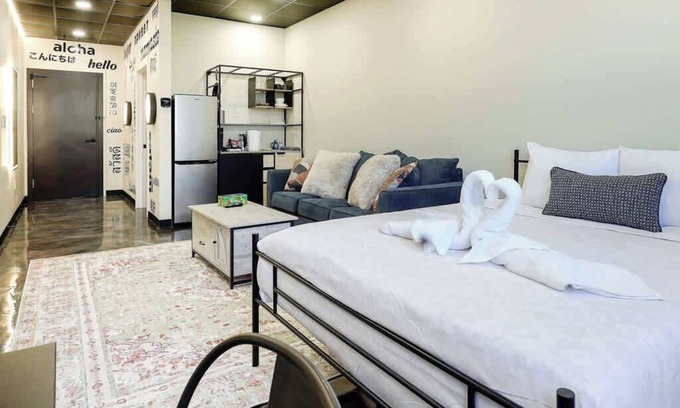 North Oakland Apartment | *New* Loft 5 min Shadyside/East Liberty Sleeps 8