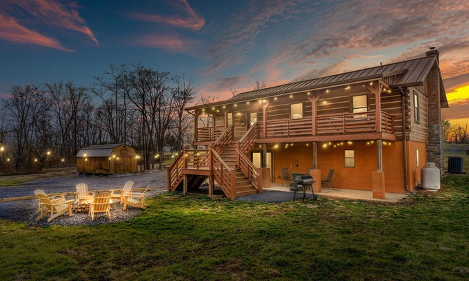 Quicksburg Cabin | ✨NEW✨ Log Cabin Minutes to Bryce Resort + Hiking + Caverns + Dog Friendly