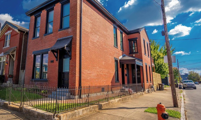 Phoenix Hill House | New! Louisville Lore in NuLu - 6beds!3ba! Hot Tub!