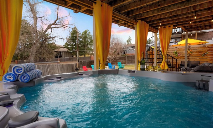 Club Crest House | NEW! LUX Home-Hottub-Firepit-Games-6TVs-13m to Den