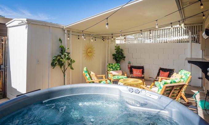 Casa Granada Townhouses House | New! Luxe, 3 King Beds, Hot Tub, Walk to Old Town! Views of Camelback Mountain!