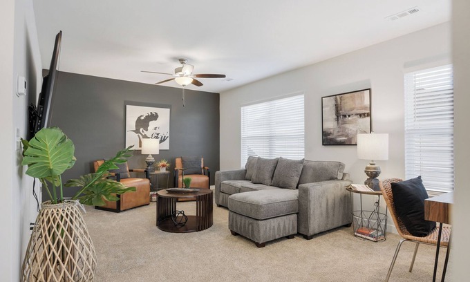 Gallatin House | New Luxury 3BR home with WIFI, Smart TV, Washer/Dryer and Parking near Nashville