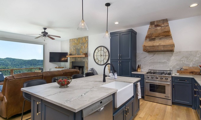 Old Fort Cabin | New Luxury 4 bedroom Mountain View Home w/hot tub!