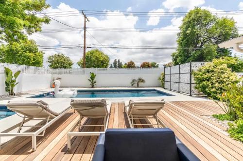 Los Angeles County House | New luxury entertaining house with Pool Spa Sauna Tesla charger Pets