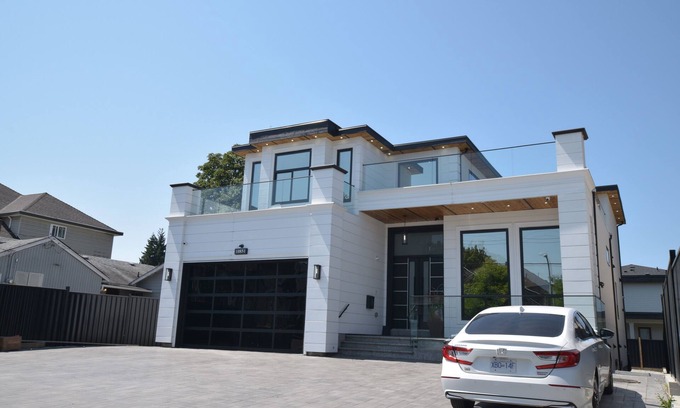 Surrey House | New Luxury Home | 6BR | HVAC | Free Parking & Pet Friendly