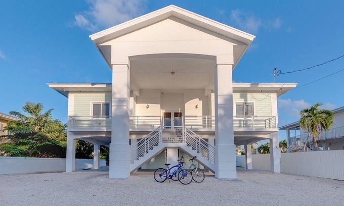 Twin Lakes House | NEW LUXURY HOME WITH 60 BOAT DOCK AND POOL