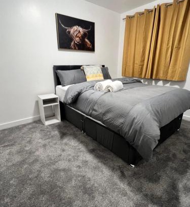 Belle Vue Apartment | New Manchester City Getaway House with 2 FREE Parking