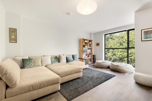 Lambeth House | New! Modern 3BR Home near Clapham with Garden and Parking