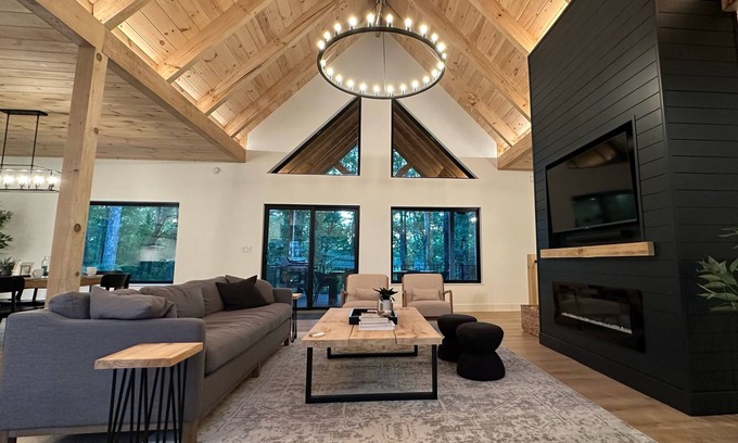 Primrose Cabin | New! Modern Luxury Cabin in RRG: Sleeps 10, Hot Tub, Fire Pit, Pool Table, Woods