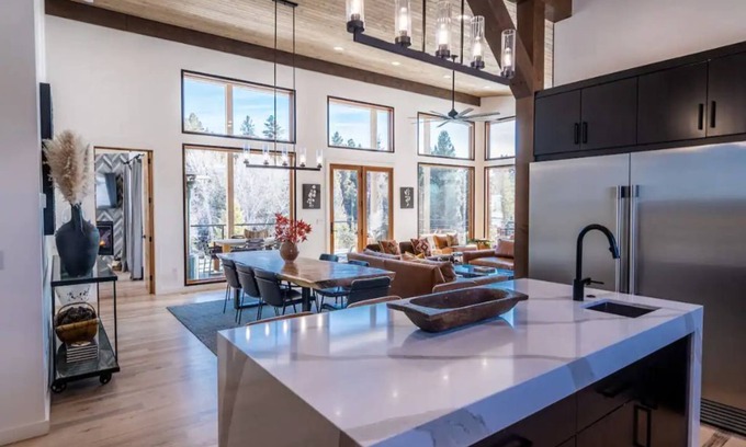 Victor House | NEW! Mountain Modern Retreat w/Jacuzzi