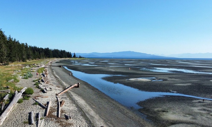 Regional District of Nanaimo House | NEW Ocean front 2bedroom 2.5 bathroom townhome w/pool & hot tub luxurious & new