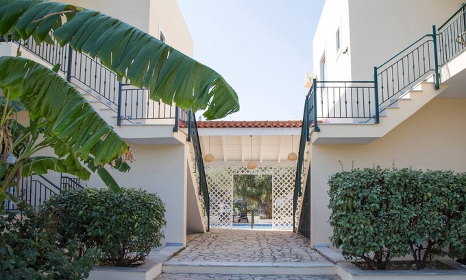 Aigialeia Apartment | New-olivaholidayhomes - Boho Studio +pool