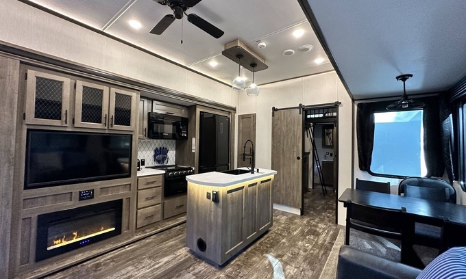 Edgar House | New Owner Special - Luxury Lakefront RV & Fishing Retreat