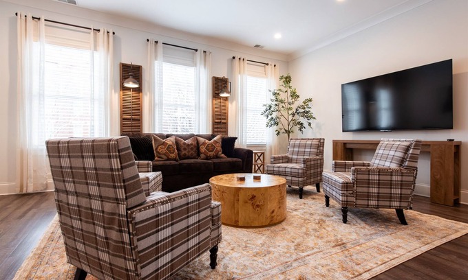 Prospect House | NEW Pet Friendly, Pool, Bourbon Trail, Downtown Local Dining, Fully Loaded