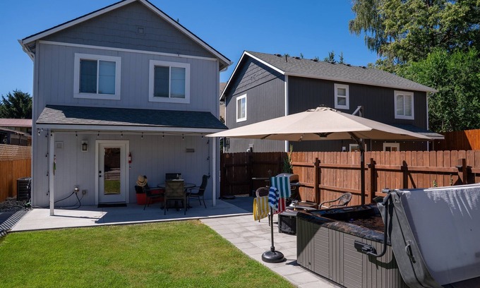 Chelan House | NEW! Private hot tub/Close to town/Cozy and pet friendly