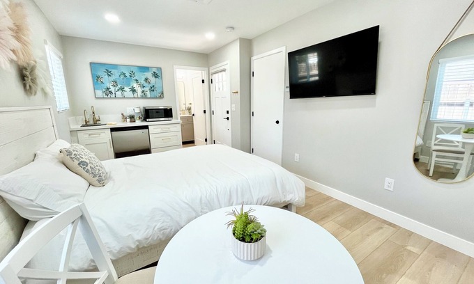South Redlands Apartment | NEW Private Studio & Bath in Guesthouse - w/Kitchenette, WiFi and AC