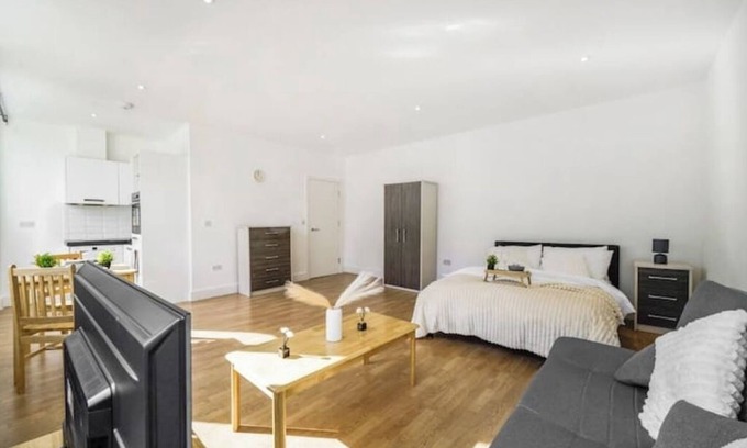 Borehamwood Apartment | NEW Private Studio with parking