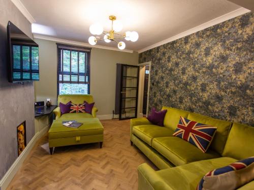 Ashbourne House | NEW Refurbished May 2025 Stylish Cottage Ashbourne Peak District Alton towers Derbyshire
