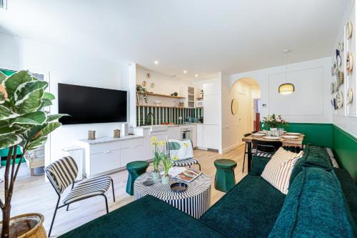 Jean-Medecin Apartment | NEW! Remodeled & Spacious 4 Bedroom - 3 Bath - Heart of Nice - AC in all rooms - With a large elevator