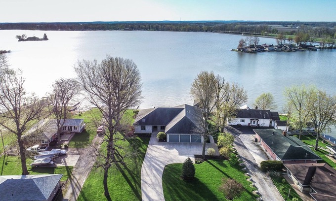 Russells Point House | NEW RENO-Aug. 21-24 still available! 4 bd 3 ba 3200 Sq Ft Exec. Home w/3docks