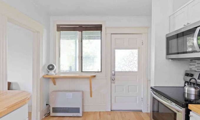 South End Apartment | New Renovation: parking & yard, hill section!nn