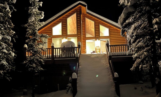 Valley of the Sun Cabin | New Rental! Pet friendly, 3Br/2Bath Cabin with gas fireplace and hot tub - Five Peaks