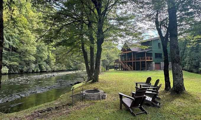 Nantahala Cabin | New Riverfront Retreat – Ultimate Privacy, Stunning Views, & Dog-friendly!