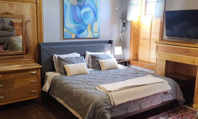 Del Norte Apartment | NEW Sauna Downtown Del Norte Apartment