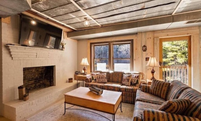 Newland Cabin | New! Secluded Cabin Fire Pit Sleeps 12 Game Room