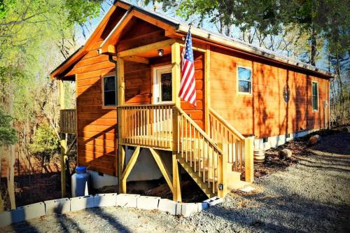 Murphy House | New Serene, Fun & Comfy Cabin- Covered Deck, Grill, Arcade
