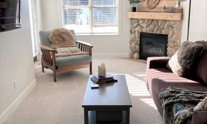 Silver Star Mountain Condo | *NEW* Ski IN/OUT, Top Floor, King Bed, 5min walk to village